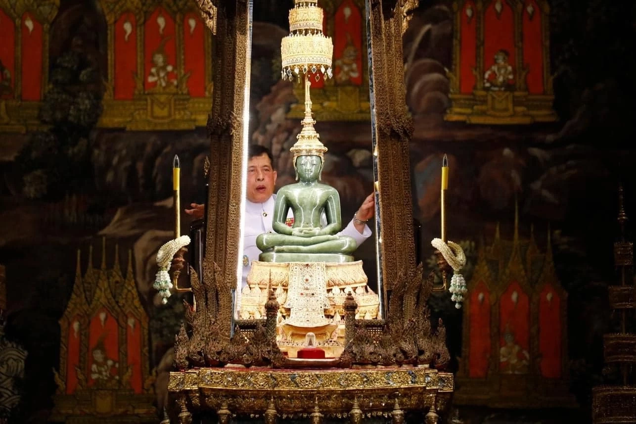 ในหลวง ทรงเปลี่ยนเครื่องทรงฤดูร้อน เป็นเครื่องทรงฤดูฝนถวายพระแก้วมรกต