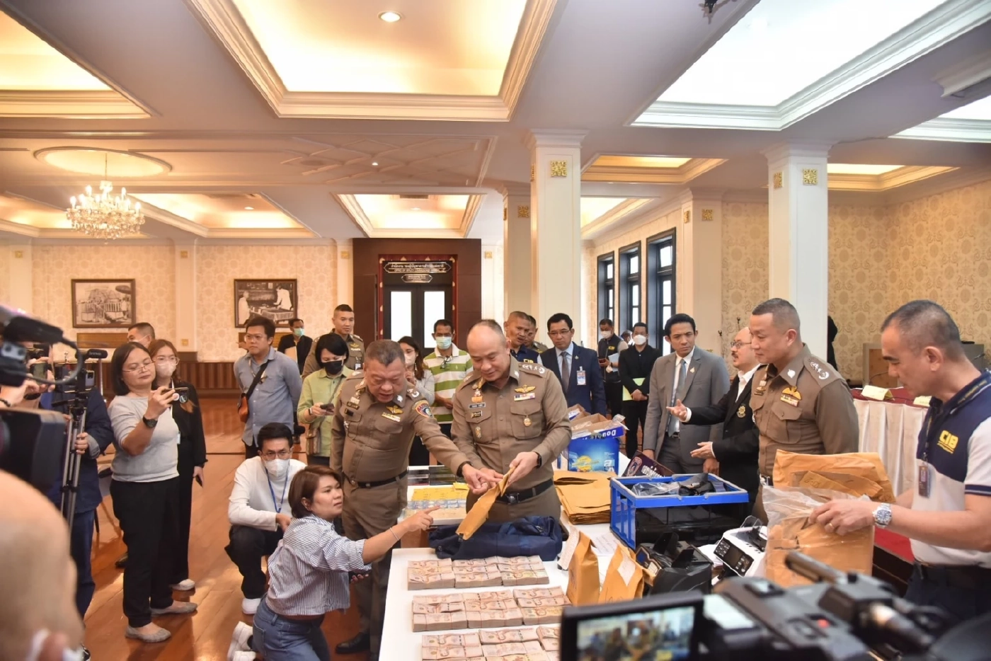 ตร.-กองสลากฯ บุกทลายขบวนการขายลอตเตอรี่เงา พบเงินหมุนเวียนพันล้าน