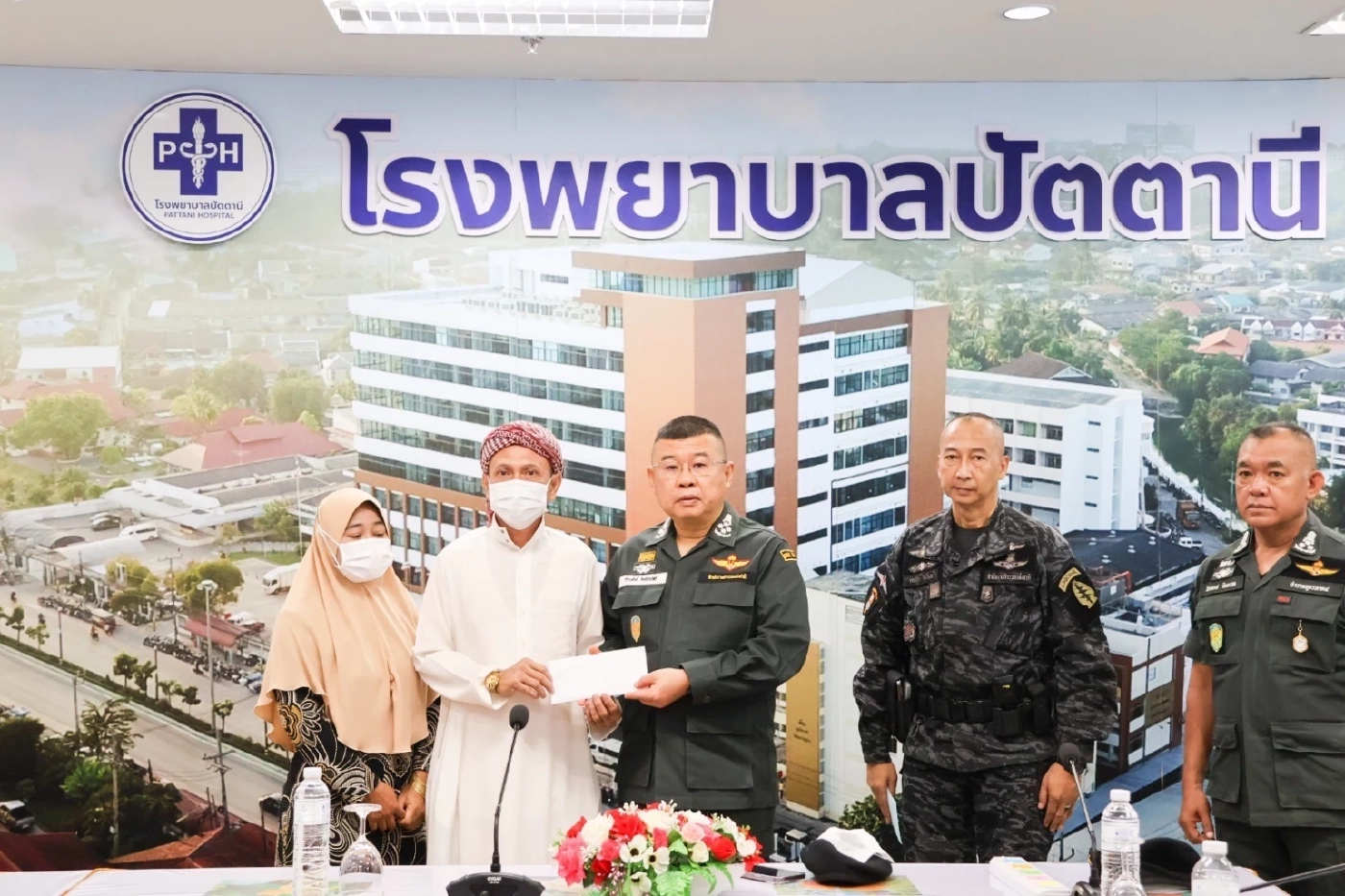 ผบ.ตร.-รองฯต่อศักดิ์ บินลงใต้ ตรวจเยี่ยม-ให้กำลังใจ ครอบครัว ตร.ยะรัง