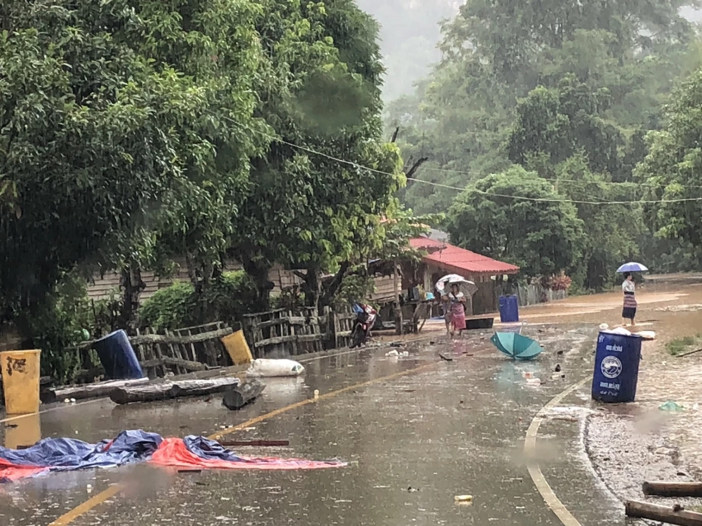 2 หมู่บ้านท่าสองยาง ยังอยู่กับน้ำ ถูกตัดไฟ ต้องใช้เรือเข้าออกแทนรถ