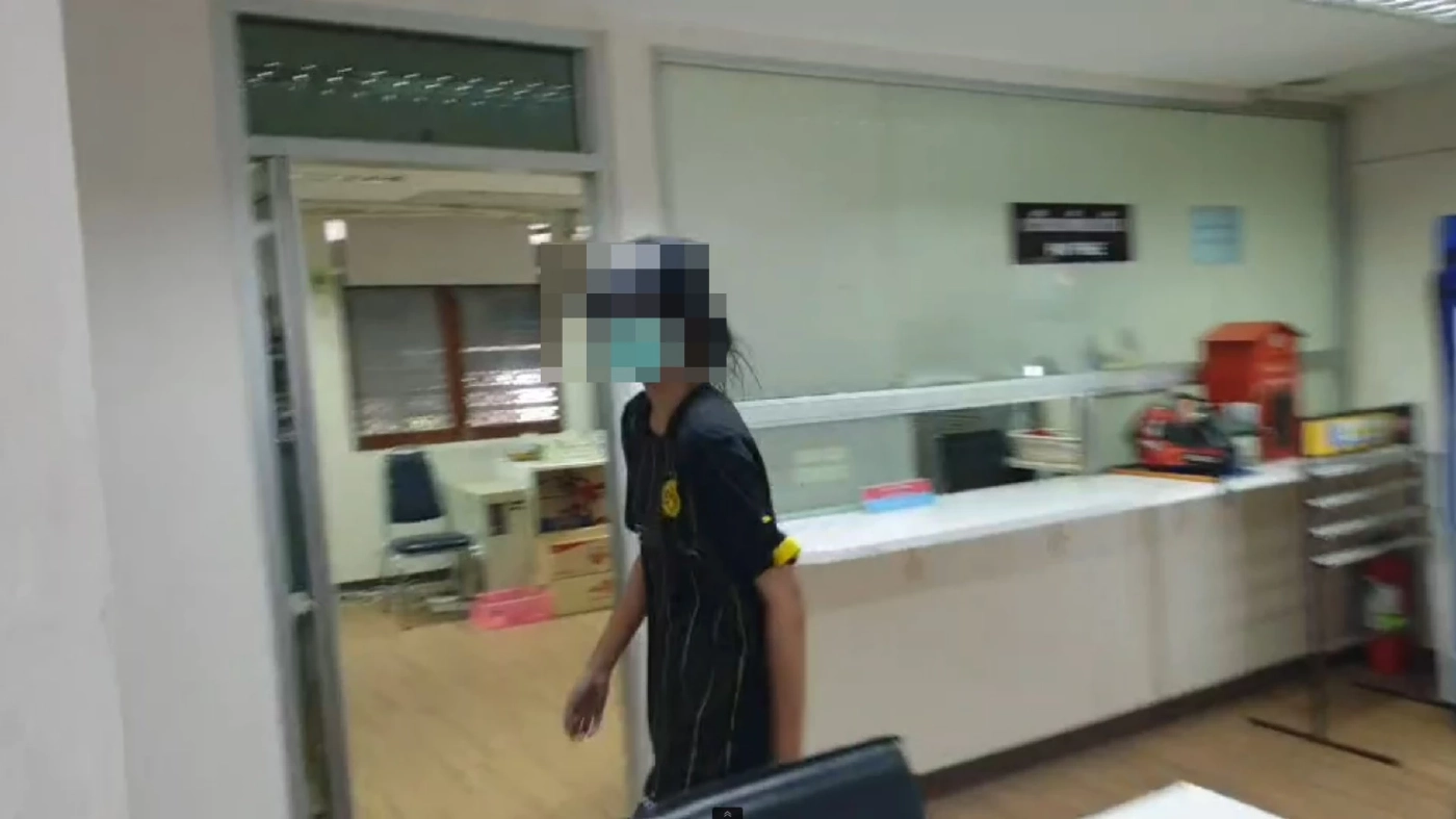 น.ส.นิว อายุ 15 ปี แฟนสาวของนายเต้ เดินทางเข้าเยี่ยม นายเต้ ที่สน.มักกะสัน