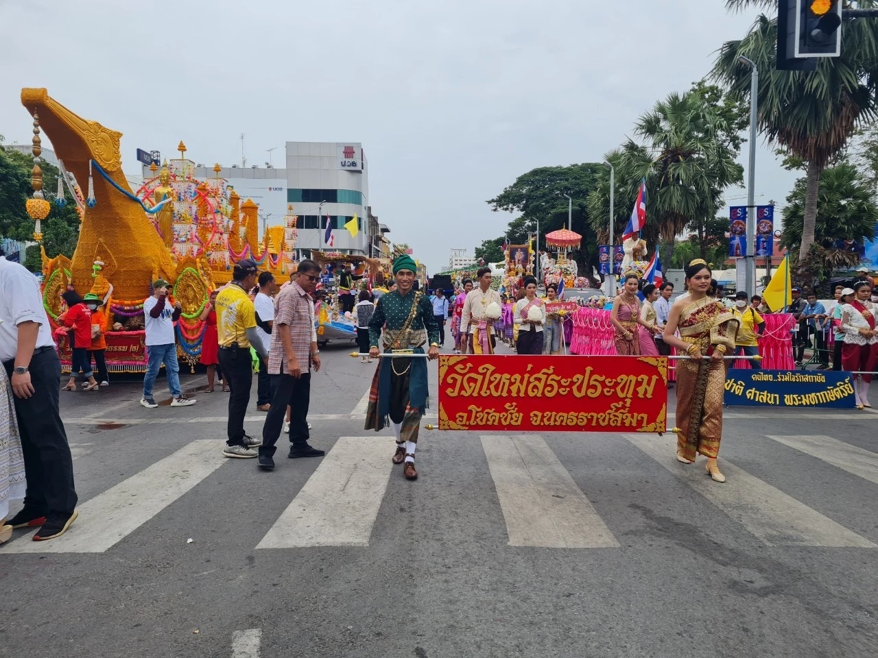 ยิ่งใหญ่กว่าทุกปี ชมขบวนแห่เทียนพรรษาโคราช นทท.แห่เซลฟี่คึกคัก