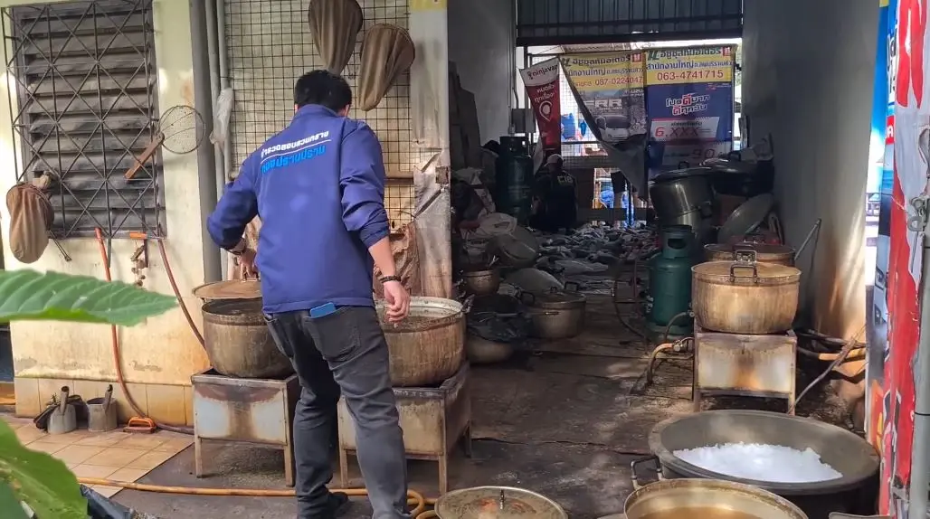 สะพรึง! เปิดสภาพโรงงานผลิตน้ำใบกระท่อม ขายวัยรุ่นหาดใหญ่