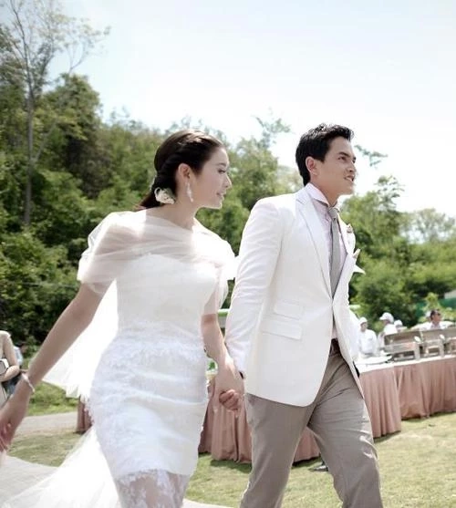 รูปแรกหลังหย่า 'แอฟ ทักษอร' โพสต์ร่วมเฟรม 'สงกรานต์' ชาวเน็ตวิเคราะห์สนั่น