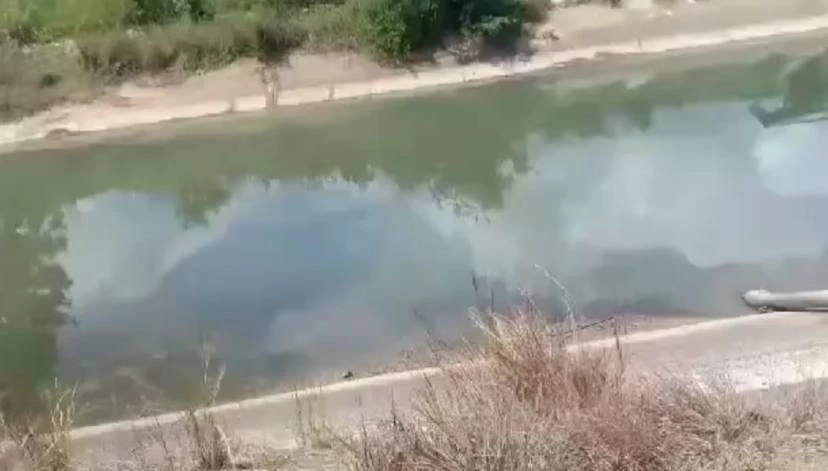 ทุกข์ชาวบ้าน น้ำในคลองดำเหม็นแทบสลบ จนท.เร่งตรวจสอบ