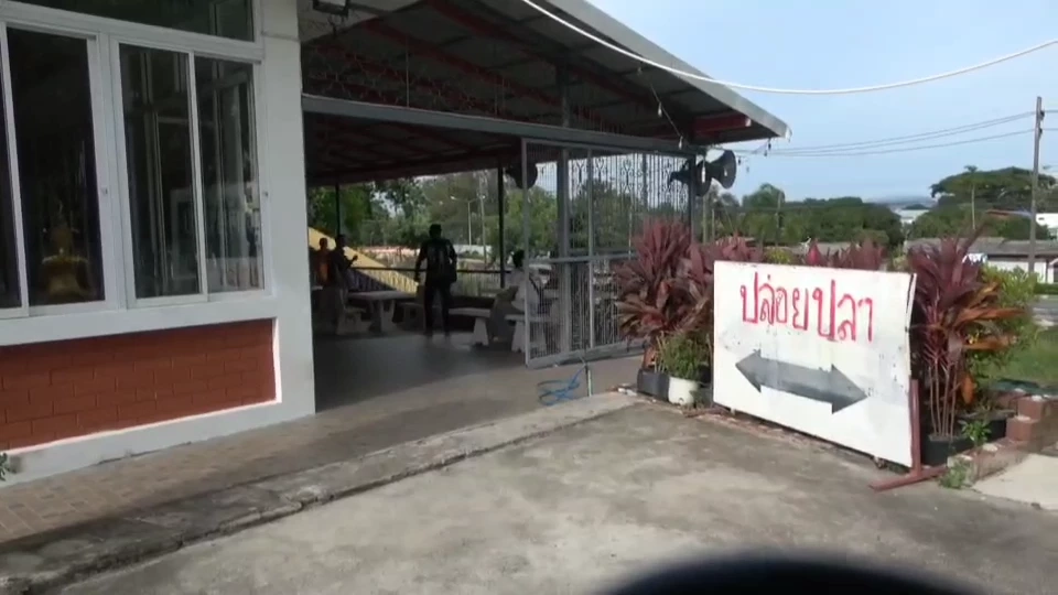 1 ต่อ 7 เด็กวัดหนีกระเจิง หนุ่มถูกห้ามจับปลาเขตอภัยทาน คว้าสปาต้าไล่ฟัน