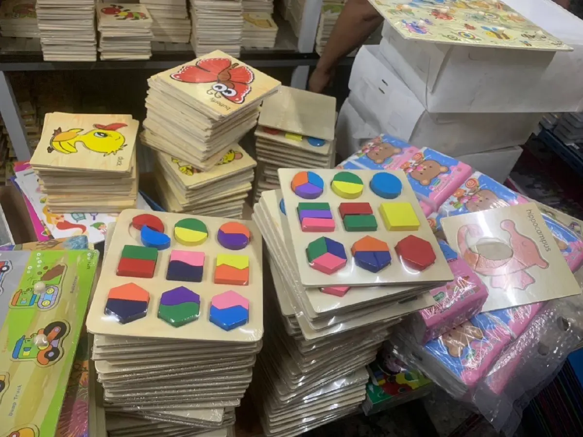 บุกโกดัง ย่านลาดกระบัง ลอบนำเข้าของเล่นเด็กไม่มี มอก.
