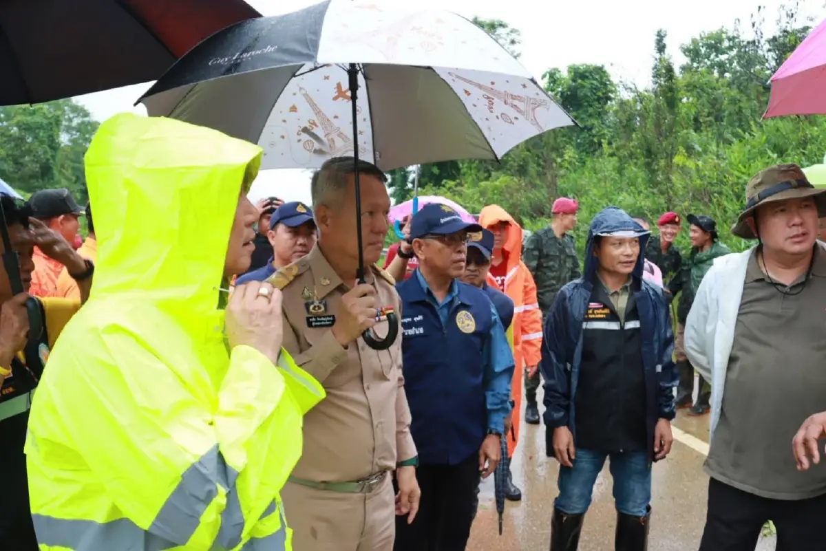 ฝนถล่ม น้ำป่าซัด เส้นทาง"ตาก"เสียหาย กระทบค้าชายแดน นร.กินนอนในโรงเรียน