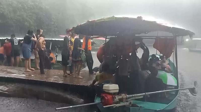 ระทึก! เปิดคลิปนาที น้ำป่าไหลทะลัก "น้ำตกถ้ำพระ" นทท.หนีตายจ้าละหวั่น