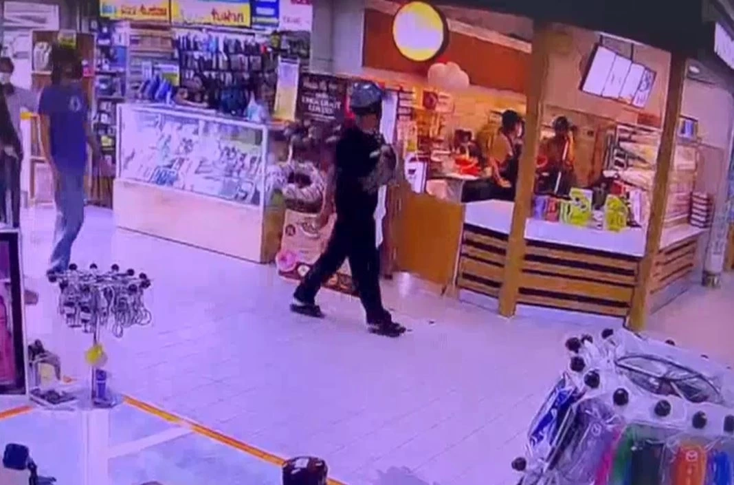 หนุ่มส่งพัสดุ สวมหมวกกันน็อกเข้าห้าง ตร.เตือนไม่ฟัง ถูกยิงเจ็บ