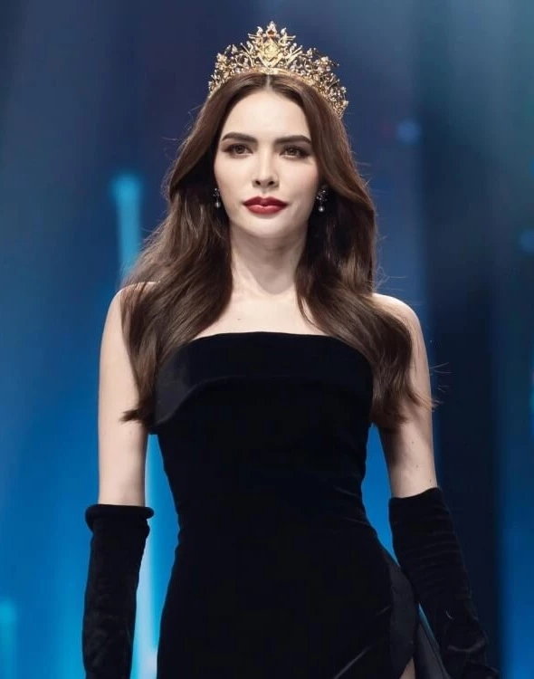 กระแสตีกลับหลัง "ชาล็อต" แจงปมโป๊ะหยิบบุหรี่ไฟฟ้ากลางไลฟ์  ยัน!ของเพื่อน