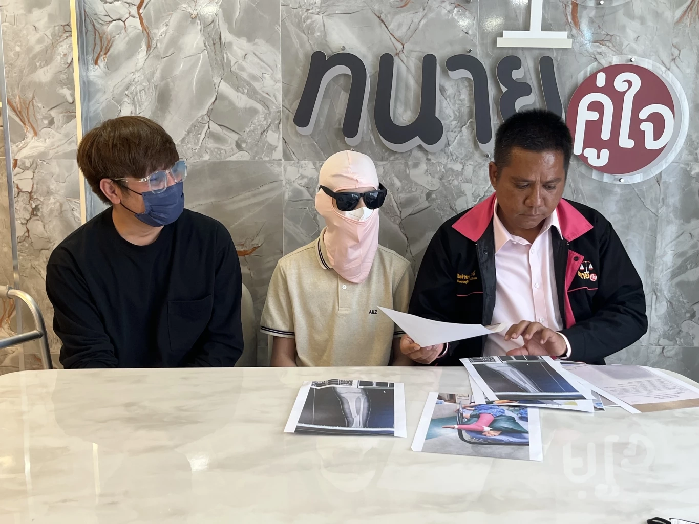 พ่อพา 11 ขวบ ขอ"ทนายรณณรงค์"ช่วย เพื่อนแกล้งจนขาหัก รักษาหมดเป็นแสน