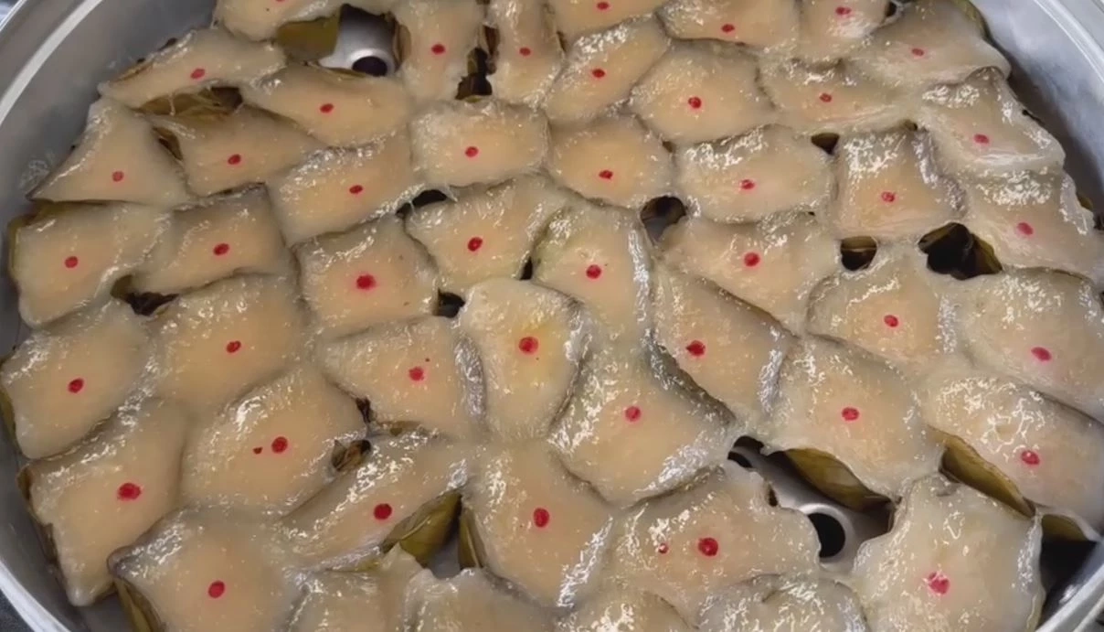 แม่ค้าเร่งทำขนมเข่ง-ขนมเทียนขาย รับสารทจีน แม้ต้นทุนสูงขึ้น แต่ยังขายราคาเดิม