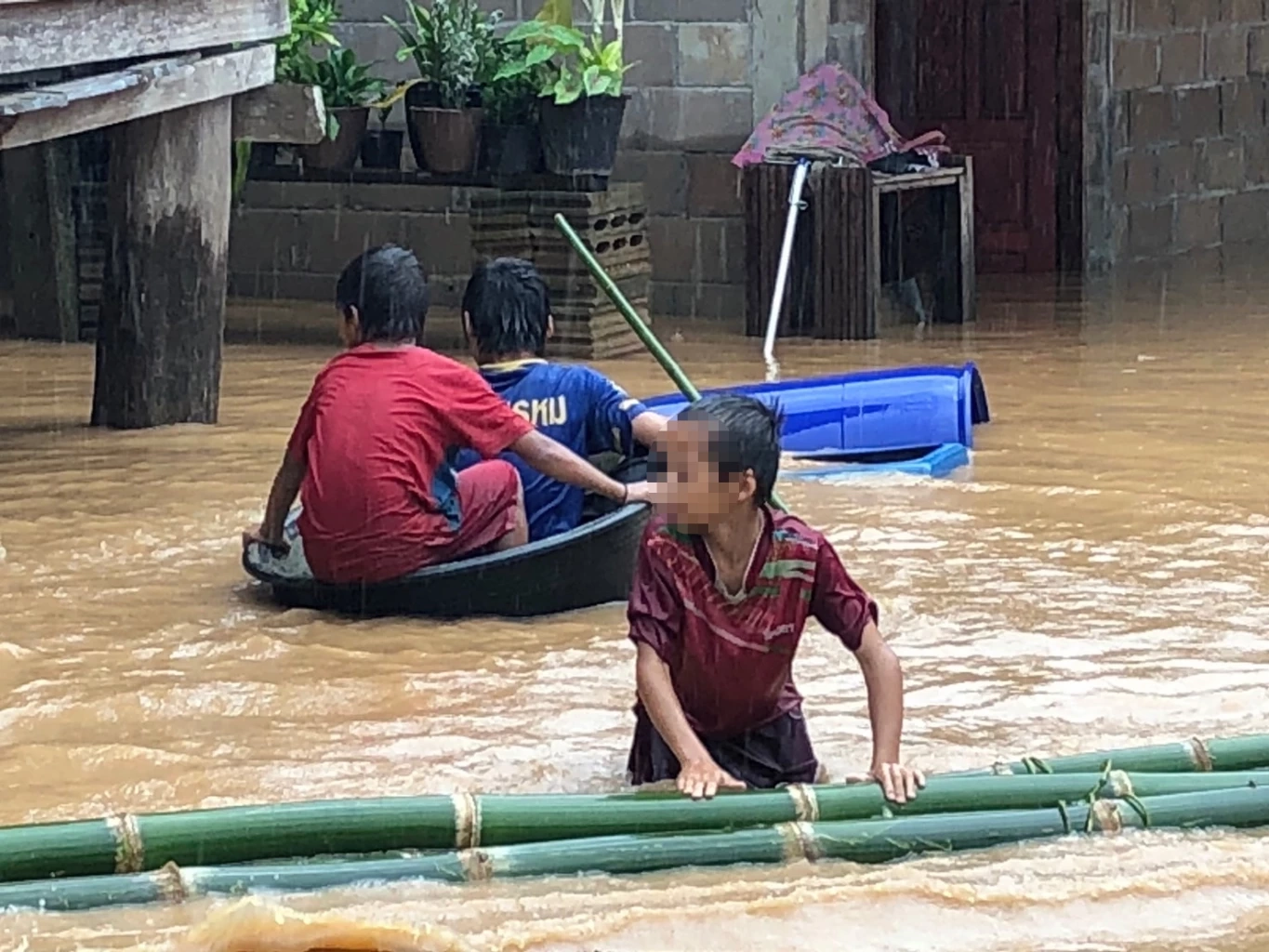2 หมู่บ้านท่าสองยาง ยังอยู่กับน้ำ ถูกตัดไฟ ต้องใช้เรือเข้าออกแทนรถ