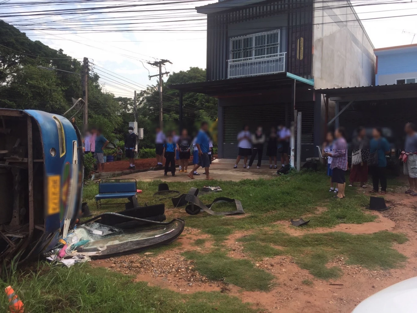 รถบัสรับส่งนักเรียน ชนเสาไฟสัญญาณจราจรพลิกคว่ำ เจ็บระนาว 16 ราย