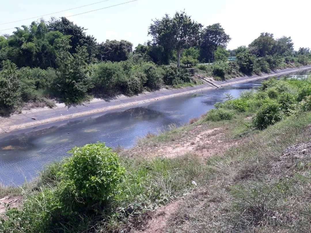 ทุกข์ชาวบ้าน น้ำในคลองดำเหม็นแทบสลบ จนท.เร่งตรวจสอบ