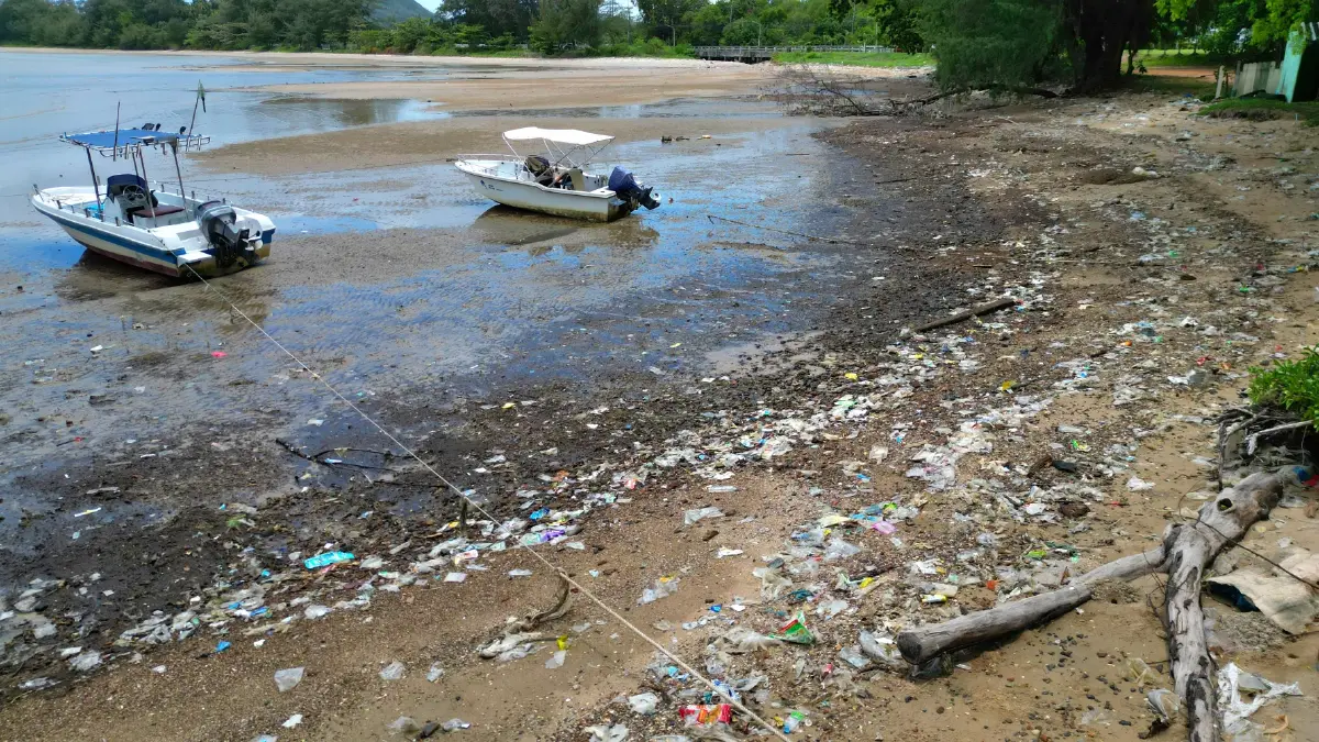 ขยะพลาสติกจำนวนมากถูกคลื่นซัดเกยหาดดงตาล