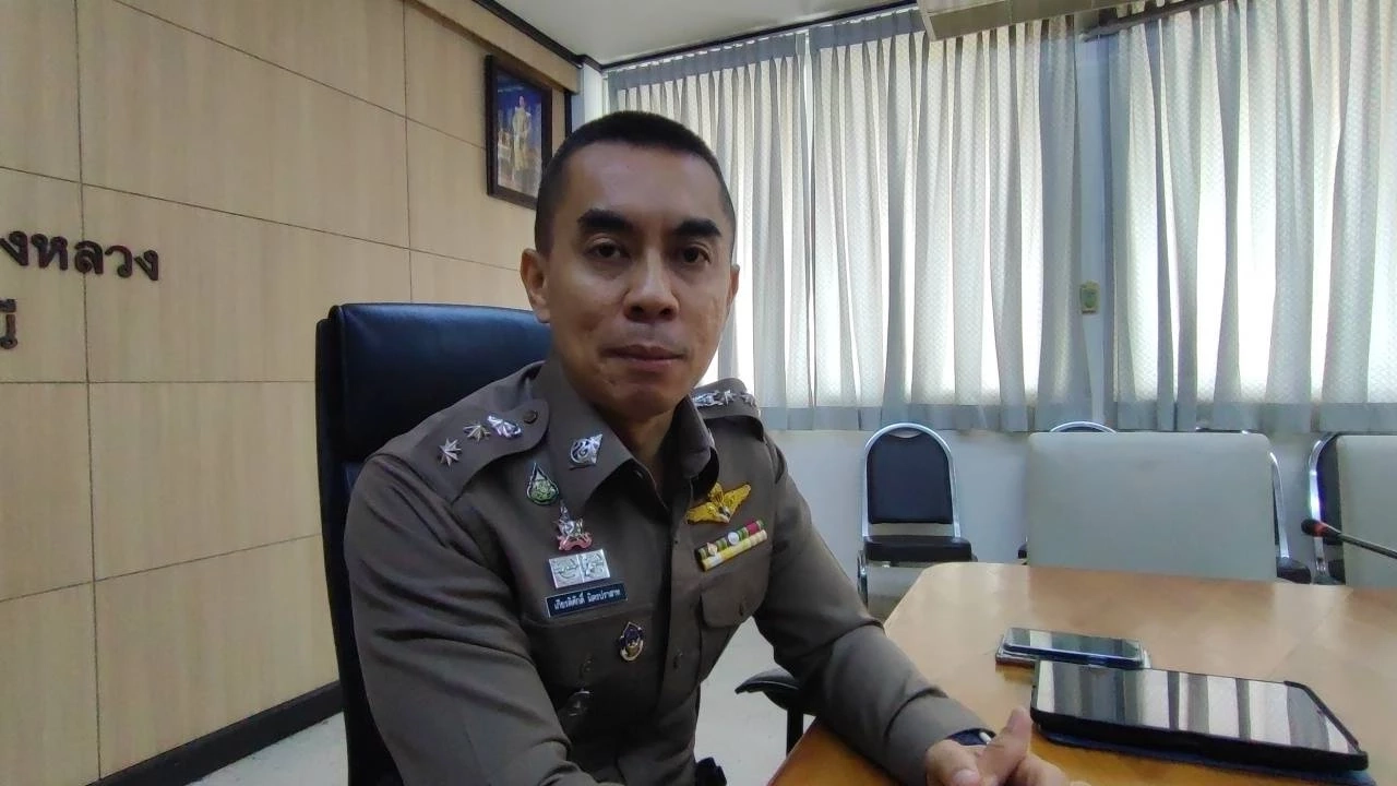 หนุ่มส่งพัสดุ สวมหมวกกันน็อกเข้าห้าง ตร.เตือนไม่ฟัง ถูกยิงเจ็บ