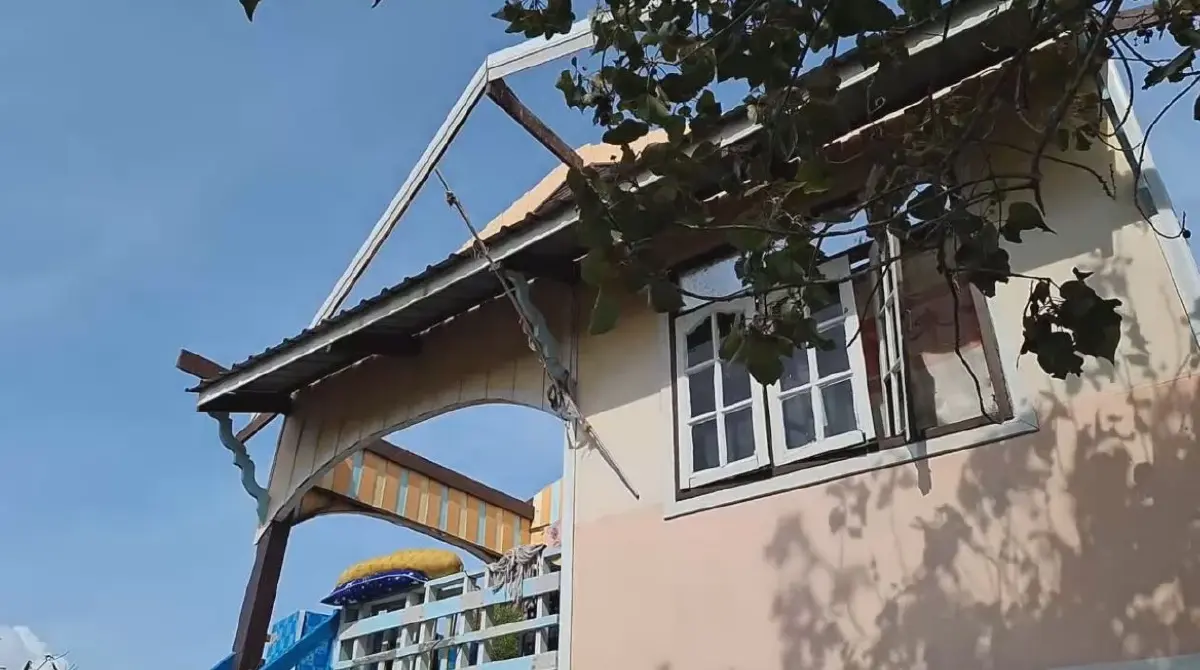 พายุพัดถล่ม ชุมชนบ้านขุนสมุทรจีน บางหลังถล่มคาตา เจ้าของบ้านต้องโดดหนีตาย