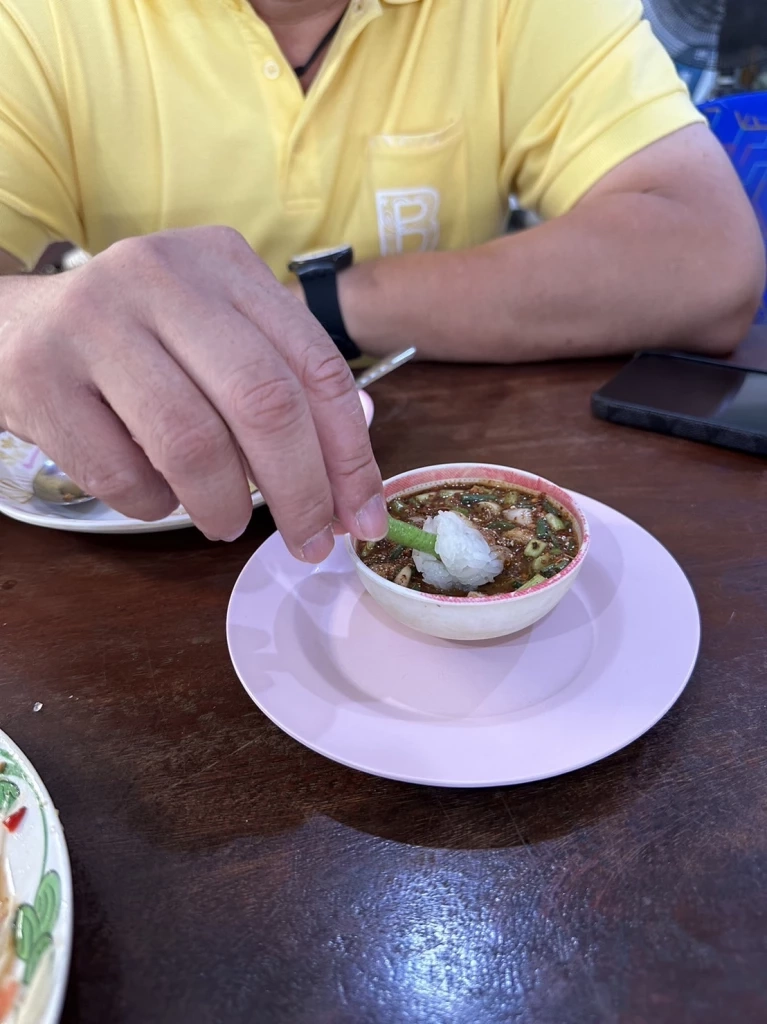 อนุทิน ชาญวีรกูล หัวหน้าพรรคภูมิใจไทย โพสต์ภาพกำลังรับประทาน ส้มตำ ลาบ ที่ร้านดังสุดชิล