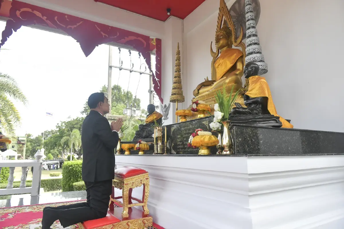 "บิ๊กตู่" อารมณ์ดี ร่วมงานวันสถาปนา ร.21 มอบทุนการศึกษาบุตรกำลังพล