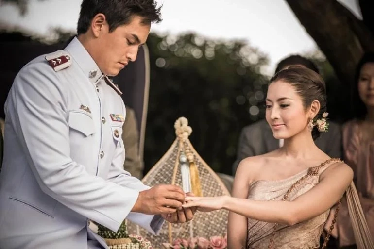รูปแรกหลังหย่า 'แอฟ ทักษอร' โพสต์ร่วมเฟรม 'สงกรานต์' ชาวเน็ตวิเคราะห์สนั่น