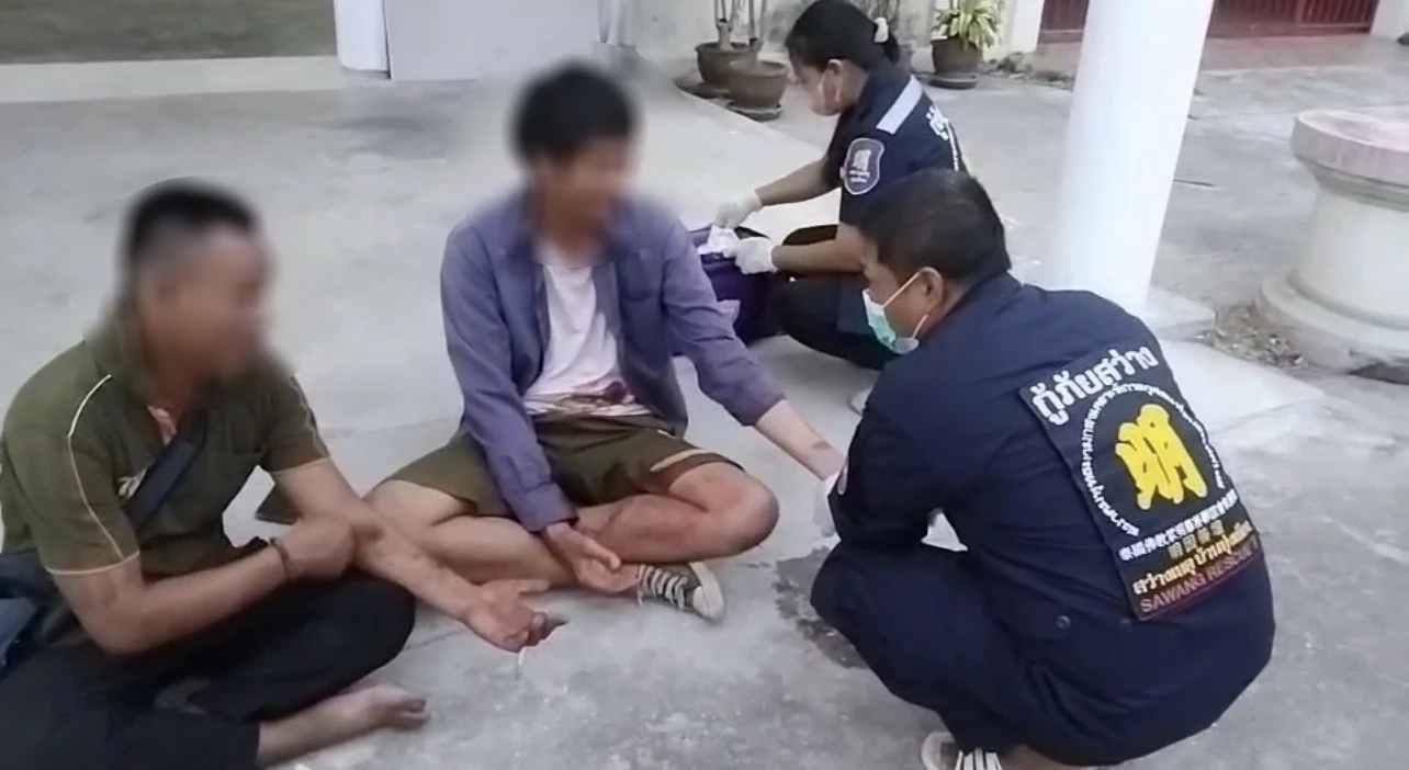 2 หนุ่มเมาเหล้าคุยถูกคอ กรีดแขนสาบานเป็นพี่น้อง แต่เลือดไหลไม่หยุด
