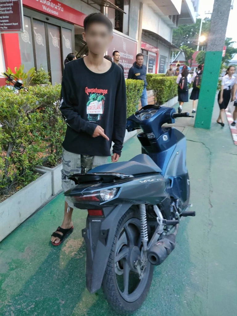 รวบโจ๋ 17 หัวร้อนฉุนถูกรถเบียด ชักมีดไล่ฟันกลางถนนสุขุมวิท