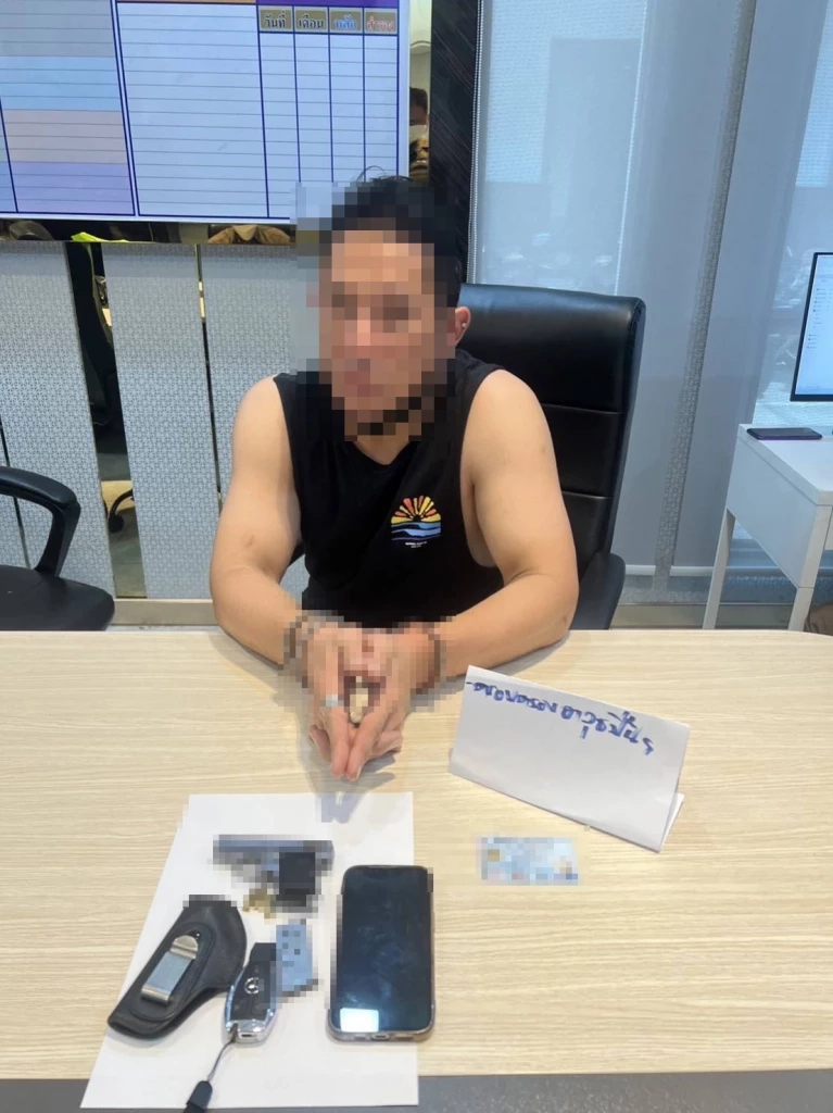 หนุ่มขับเบนซ์หัวร้อน ชักปืนขู่วิน จยย. กลางซอยทองหล่อ