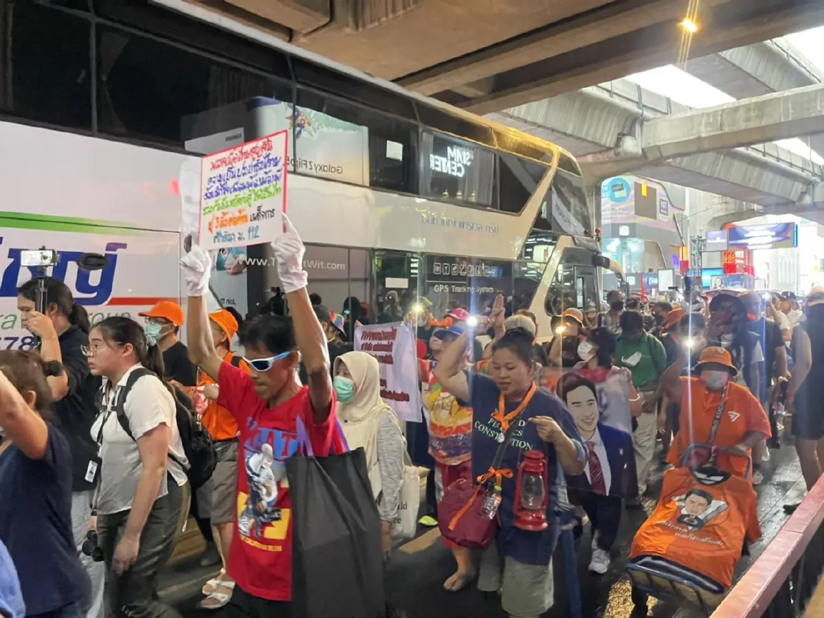 ม็อบแนวร่วมมธ.วอน"เพื่อไทย"กลับมาจับมือ"ก้าวไกล"ตั้งรัฐบาล