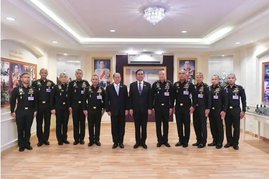 "บิ๊กตู่" อารมณ์ดี ร่วมงานวันสถาปนา ร.21 มอบทุนการศึกษาบุตรกำลังพล