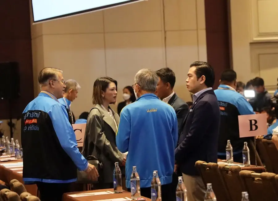 บรรยากาศผู้เข้าร่วมประชุมพรรคประชาธิปัตย์ก่อน ล่ม