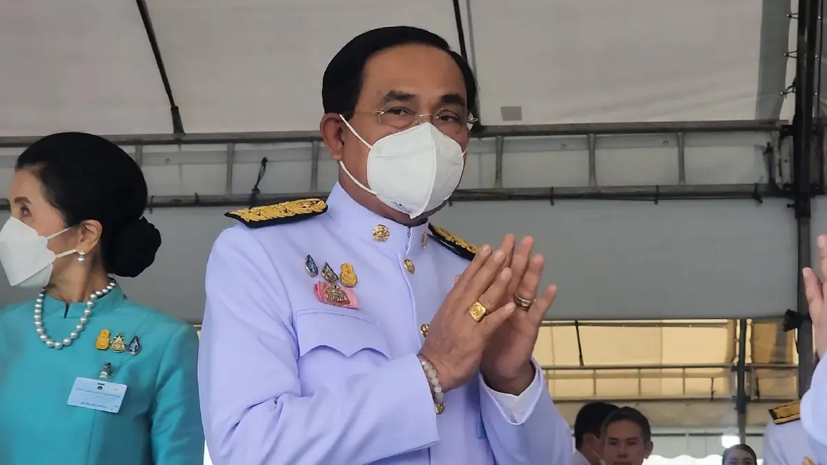 นายกฯ-ภริยา เป็นประธานพิธีทำบุญตักบาตร วันเฉลิมพระชนมพรรษา "พระพันปีหลวง"