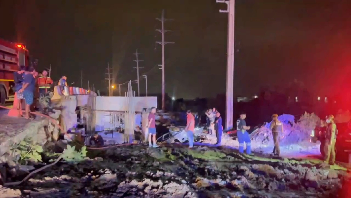 ไฟคลอกโชเฟอร์แท็กซี่ดับ พุ่งตกถนนชนตอม่อ เหตุไร้ป้ายเตือนก่อสร้างสะพาน