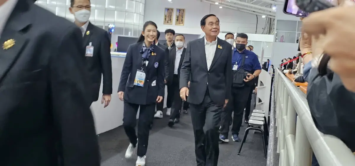 นายกฯ ร่วมเปิดลานสเกตน้ำแข็งไอวิสฯ อารมณ์ดีจนเกือบหงายหลัง! (คลิป)