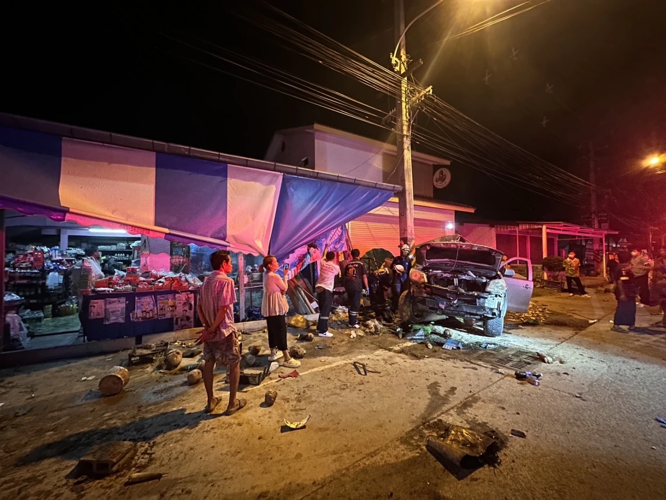 เปิดคลิปนาทีชีวิต  รถกระบะซิ่ง หักหลบสุนัข พุ่งชนเสาไฟ สังเวย 2 ชีวิต