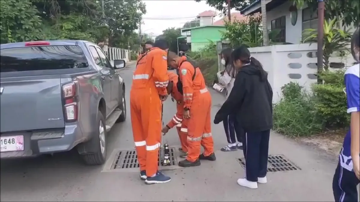 ดีใจจนร้องไห้ นักเรียน ม.3 ทำสร้อยทองหล่นท่อระบายน้ำ จนท.ช่วยหาจนเจอ