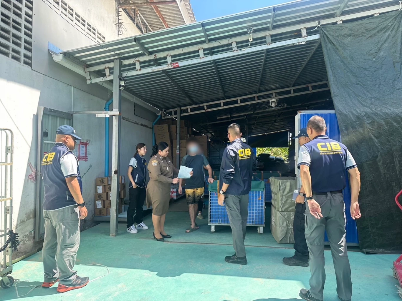 ตร.บุกทลายโกดังสินค้าหนีภาษีของนายทุนจีน ยึดของกลางกว่าแสนชิ้น
