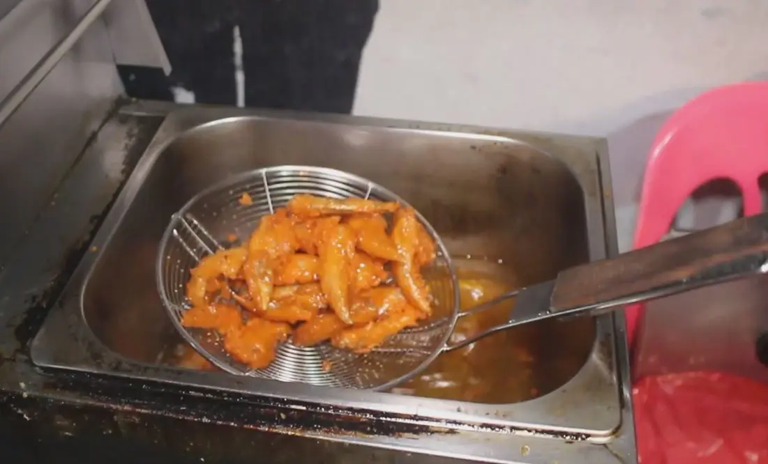 อดีตผู้ต้องขังกลับใจ ยึดอาชีพสุจริต ขายไก่เขย่าชิ้นละ 1 บาท หาเลี้ยงครอบครัว