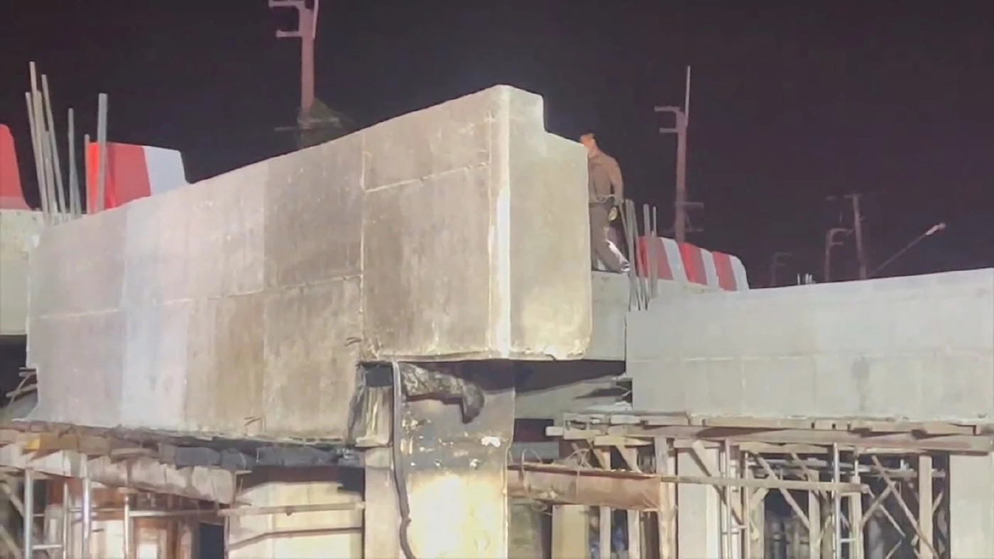 ไฟคลอกโชเฟอร์แท็กซี่ดับ พุ่งตกถนนชนตอม่อ เหตุไร้ป้ายเตือนก่อสร้างสะพาน