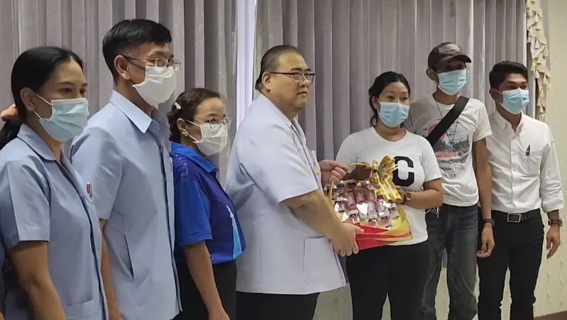 รพ.บางเลน ยกกระเช้าขอโทษ พ่อแม่ทารกที่ถูกขโมย ขอรับดูแลให้จนถึง 2 ขวบ
