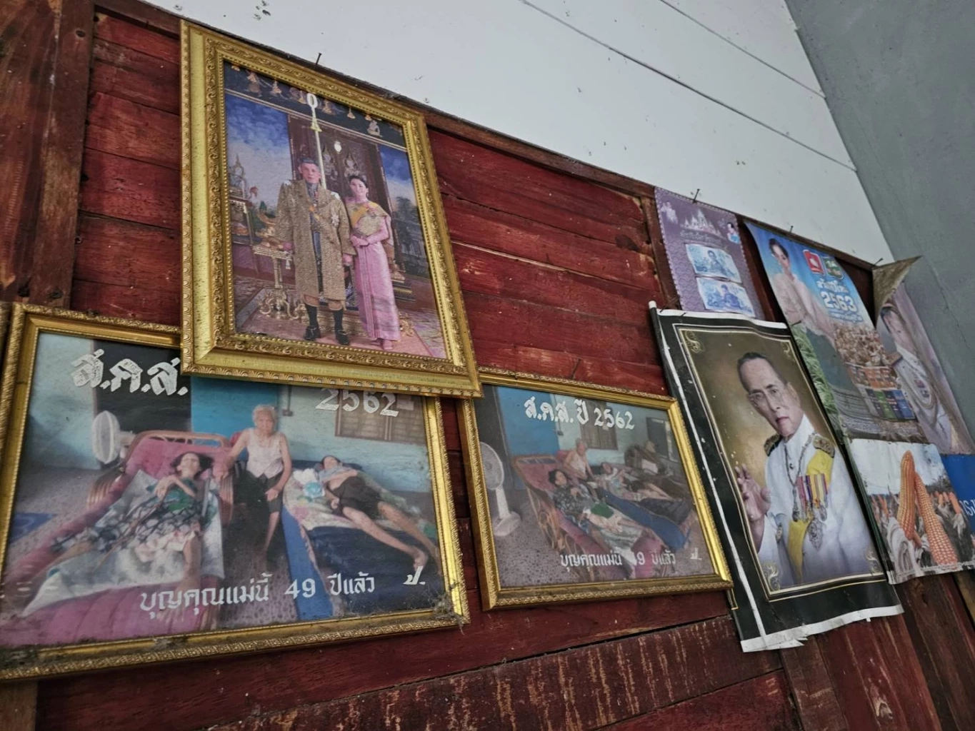 รักไม่เสื่อมคลาย! สุดยอดแม่วัย 94 เลี้ยงลูกสาวฝาแฝด พิการติดเตียงกว่า 80 ปี