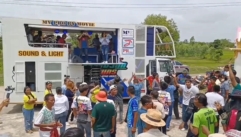 งานแห่เทียนวัดสุรินทร์ โจ๋ตีกันยับหน้ารถแห่ ปาระเบิด เจ็บ 2 ราย