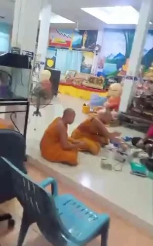 ชาวบ้านนับร้อย ไล่เจ้าอาวาสรูปใหม่ "วัดหลวงพ่อเคลือบ" นับเงินทำบุญไม่แจ้ง