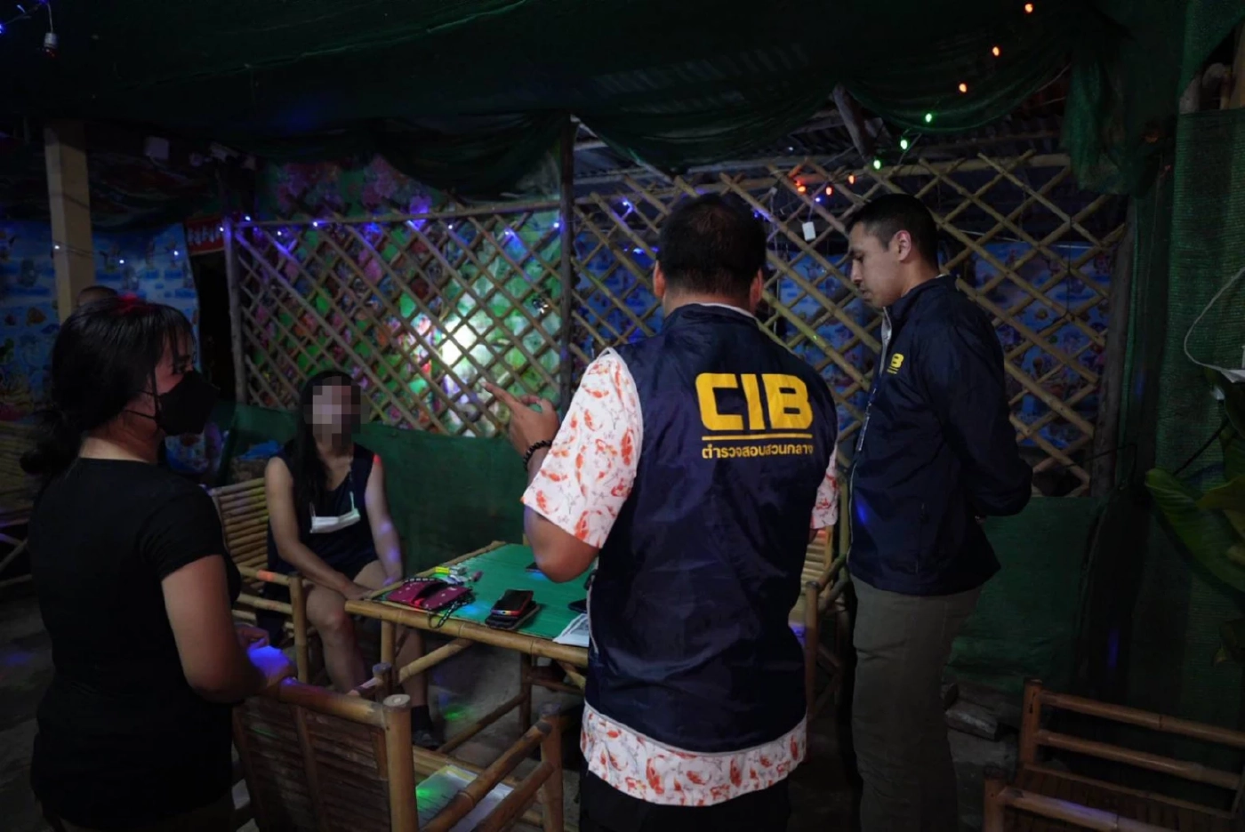 ปคม. บุกรวบร้านคาราโอเกะบุรีรัมย์ "แฝงค้ากามเด็กอายุต่ำกว่า 18 ปี"