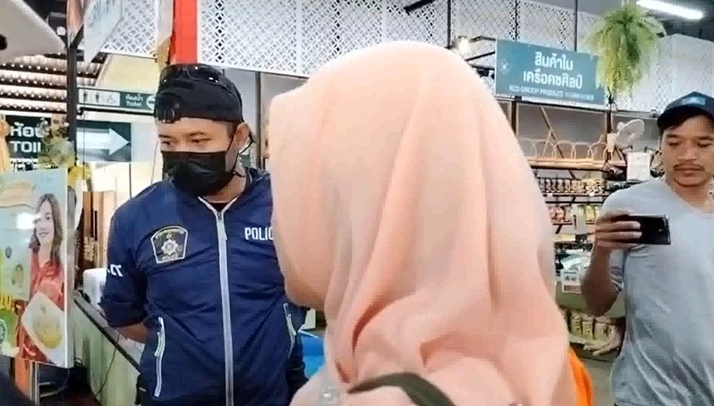 ครูสาวซึ่งเป็นครูประจำชั้นของนักเรียนชั้น ม.1 