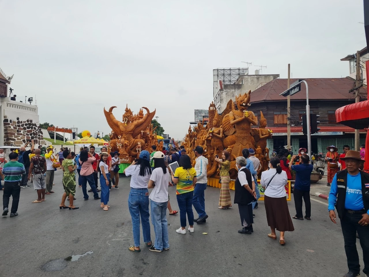 ยิ่งใหญ่กว่าทุกปี ชมขบวนแห่เทียนพรรษาโคราช นทท.แห่เซลฟี่คึกคัก