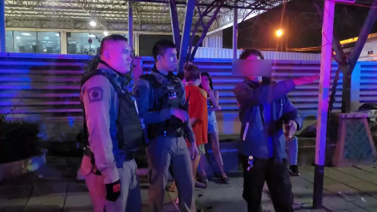 กระบะแต่งซิ่ง เลี้ยวตัดหน้า ก๊วนจยย.พุ่งชนกลางลำ 5 คันรวด ดับ 1 สาหัส 4