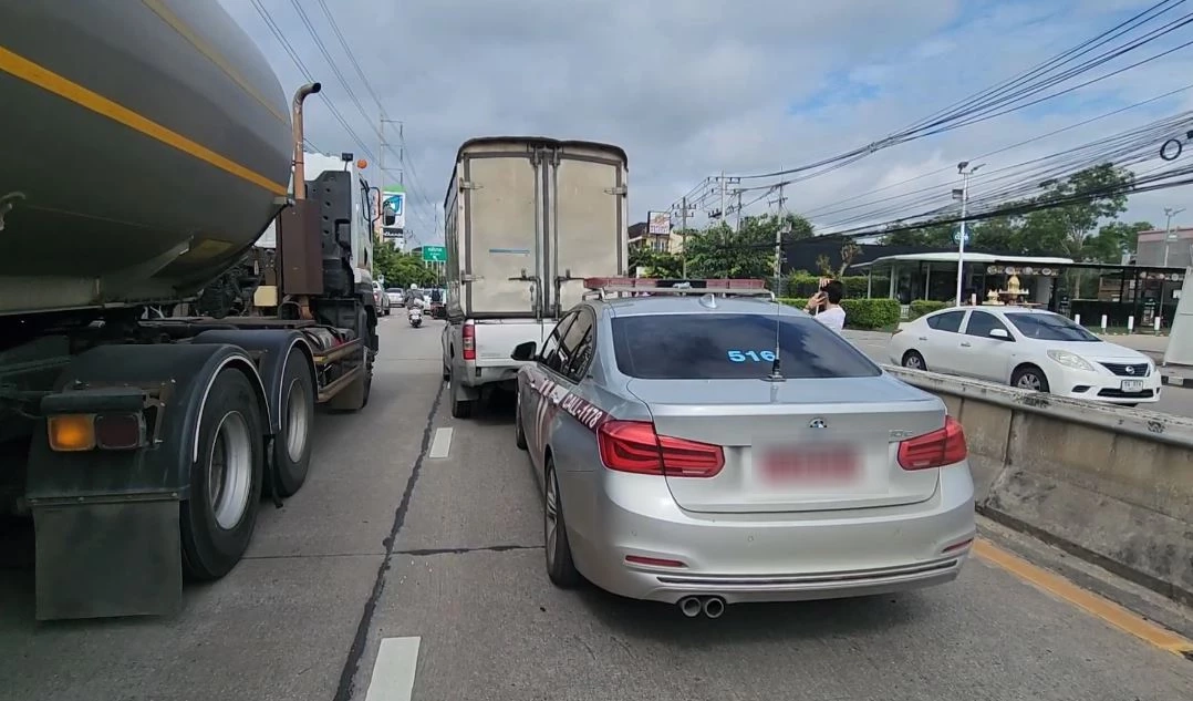 รถตำรวจ ตม. พุ่งชนท้ายกระบะ 2 คันรวด กลางเมืองเชียงใหม่ เผย กำลังไปอบรม