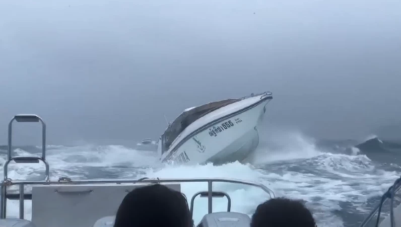 เจ้าท่าภูเก็ต สั่งฟันเรือท่องเที่ยว 2 ลำ ขัดคำสั่งเดินเรือช่วงคลื่นลมแรง